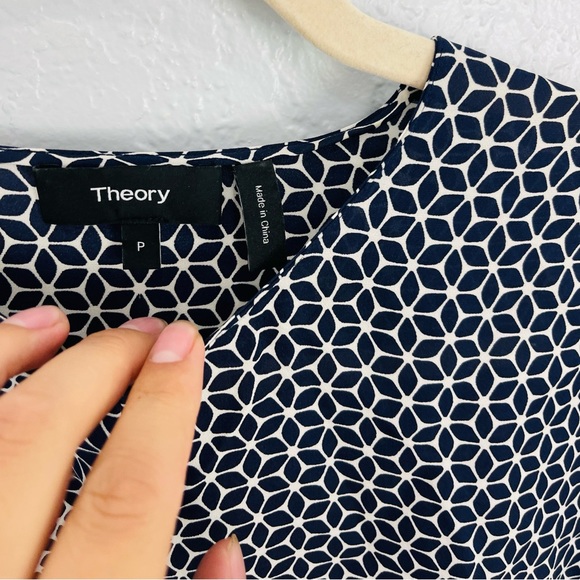 Theory Antazie Tile Geo Silk Blouse P - Picture 5 of 7